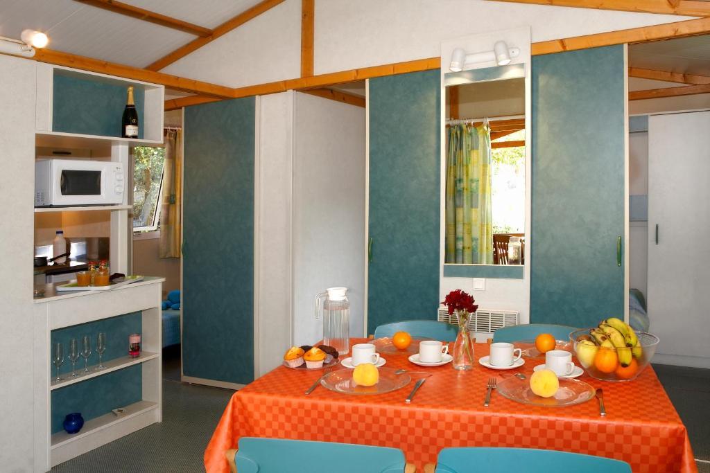 Camping Bassegoda Park Hotel Albanya Room photo